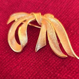 Elegant Gold Bow Brooch